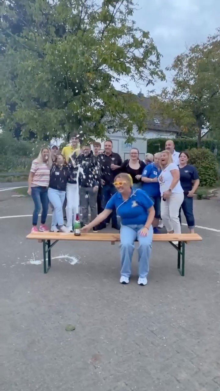 Wir sind eine Runde weiter beim Menschenkickerturnier des …